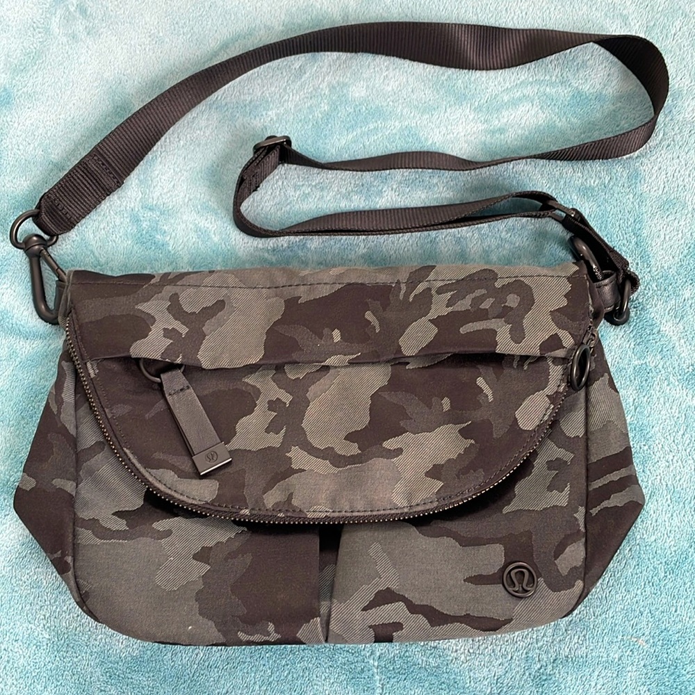 Lululemon athletica All Night Festival bag